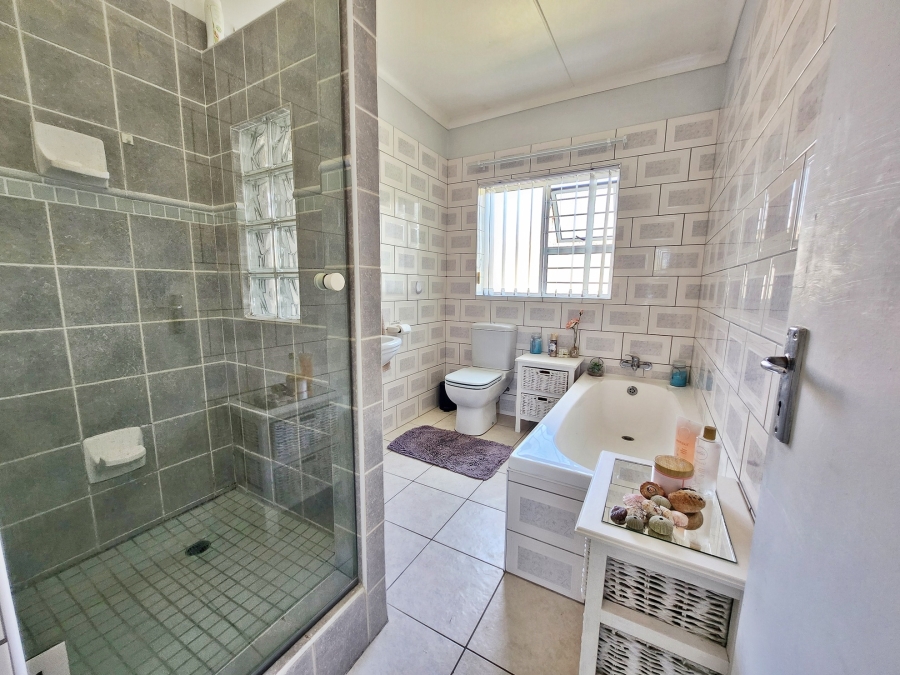 3 Bedroom Property for Sale in Struisbaai Western Cape